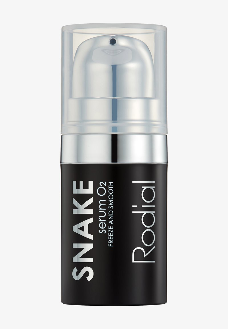 Flacon-pompe noir et argenté étiqueté "SNAKE serum O2 freeze and smooth" de Rodial avec un bouchon en plastique transparent.