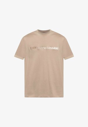 T-shirt beige a maniche corte con scollo rotondo e logo "EMPORIO ARMANI" in gradiente metallico sul petto.