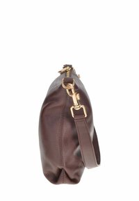 Borsa a mano in pelle marrone con finitura texturizzata, dotata di cerniera dorata e cinturino staccabile. Forma arrotondata con dettagli cuciti.