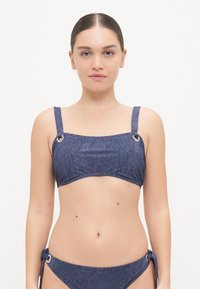 Tengerészkék bikini felső négyzet alakú kivágással, vékony, állítható pántokkal, az oldalán fémbetétekkel, textúrált anyagból készült.