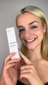 Białe tekturowe pudełko kremu nawilżającego "Medicube POREN PINK Hyaluronic", z różowymi akcentami oraz tekstem produktu na froncie i bokach.