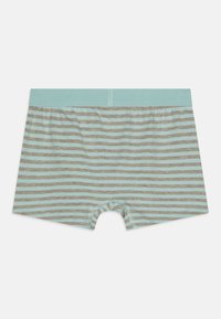 Boxers à rayures en bleu clair et gris, en matériau doux, avec une ceinture confortable et une coupe standard.