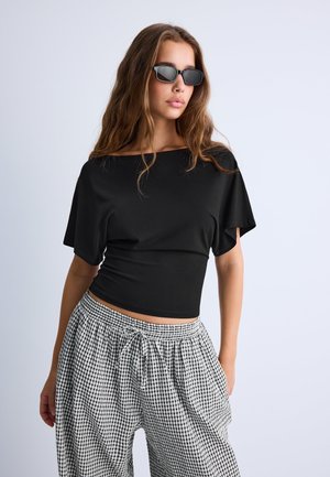 Stradivarius SHORT SLEEVE BOAT NECK T-SHIRT 02672321 - T-Shirt print - black
