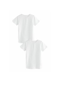 Zwei identische, kurzärmelige weiße T-Shirts aus Baumwolle. Sie haben einen runden Halsausschnitt mit einem Knoten-Detail und eine glatte Textur.