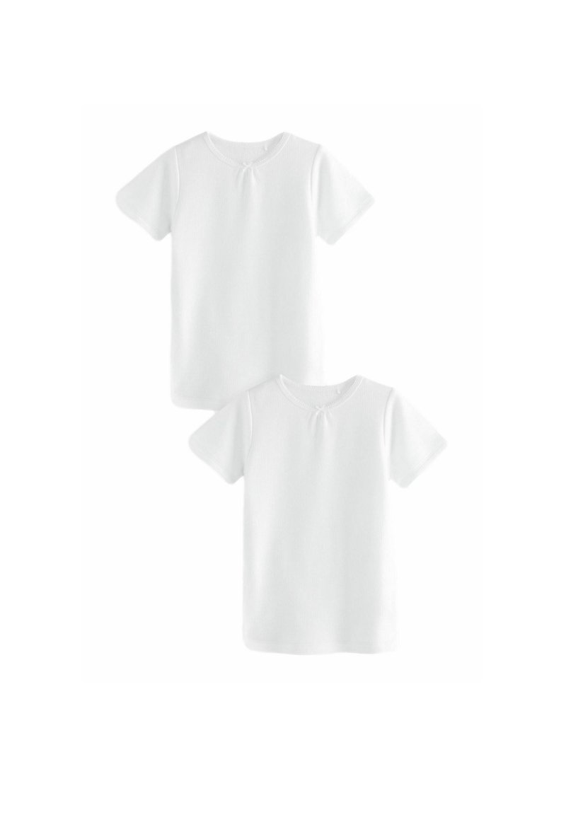 Zwei identische, kurzärmelige weiße T-Shirts aus Baumwolle. Sie haben einen runden Halsausschnitt mit einem Knoten-Detail und eine glatte Textur.