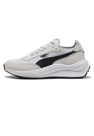Scarpa da ginnastica Puma Rider Elite bianca e beige con striscia nera del logo e suola spessa ammortizzata, mostrata di profilo su sfondo bianco.