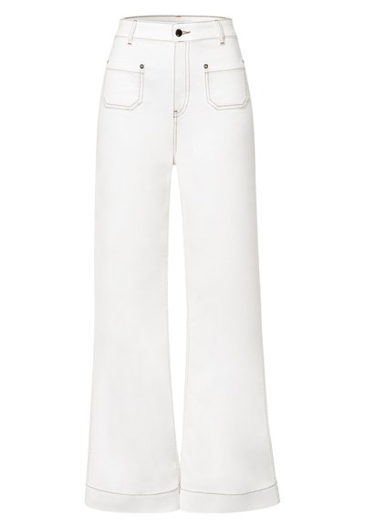 Hvit vid jeans laget av denim, med høy midje, frontlommer og synlige sømdetaljer. Enkel design med en ren finish.