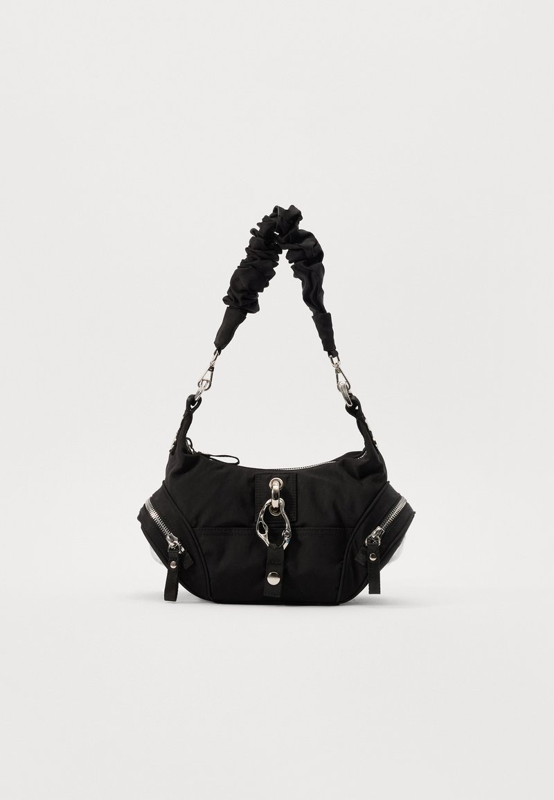 Schwarze Stoffhandtasche mit einem gerafften Tragegurt, zwei seitlichen Zippern, einem vorderen Verschluss und einer glatten Textur. Kompakte ovale Form mit glänzenden Beschlägen.