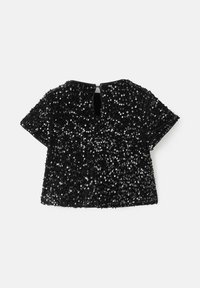 Top nero con paillettes, colletto rotondo e maniche corte. Il tessuto è ricoperto di paillettes riflettenti, creando un aspetto testurizzato e lucido.