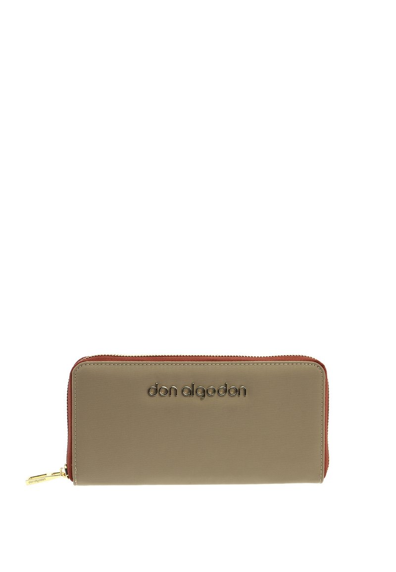 Cartera sintética beige con un cierre marrón en contraste y logo en relieve. Presenta un diseño rectangular elegante y una textura suave.