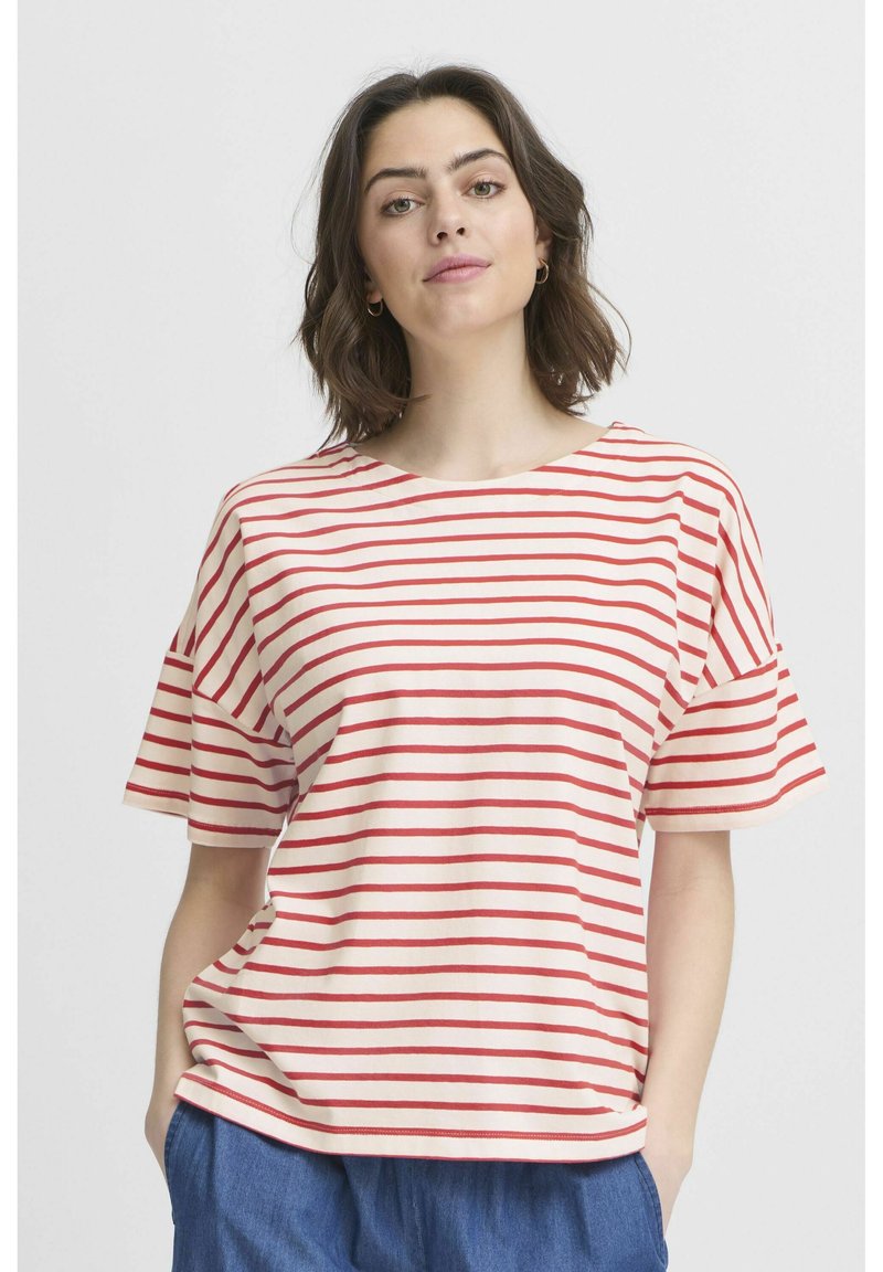 Stribet t-shirt i lys creme med røde vandrette striber, har en afslappet pasform, brede ærmer og en rund halsudskæring. Blød bomuldsstruktur.