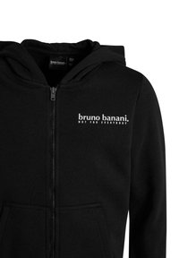 Fekete zipzáras kapucnis pulóver, puha anyagból készült, kapuccsal, elülső zsebekkel, és fehér nyomtatott logóval a mellkason. Egyszerű és funkcionális dizájn.