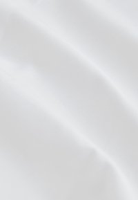 Tissu blanc avec une texture lisse et légèrement brillante, comportant des plis subtils sans motifs ni détails matériels visibles.