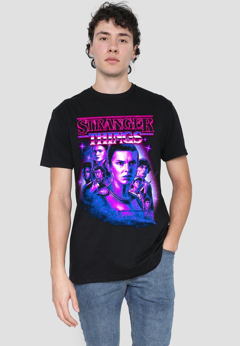 Czarna bawełniana koszulka z okrągłym dekoltem, z intensywnym graficznym nadrukiem postaci z "Stranger Things" w odcieniach purpury i różu.