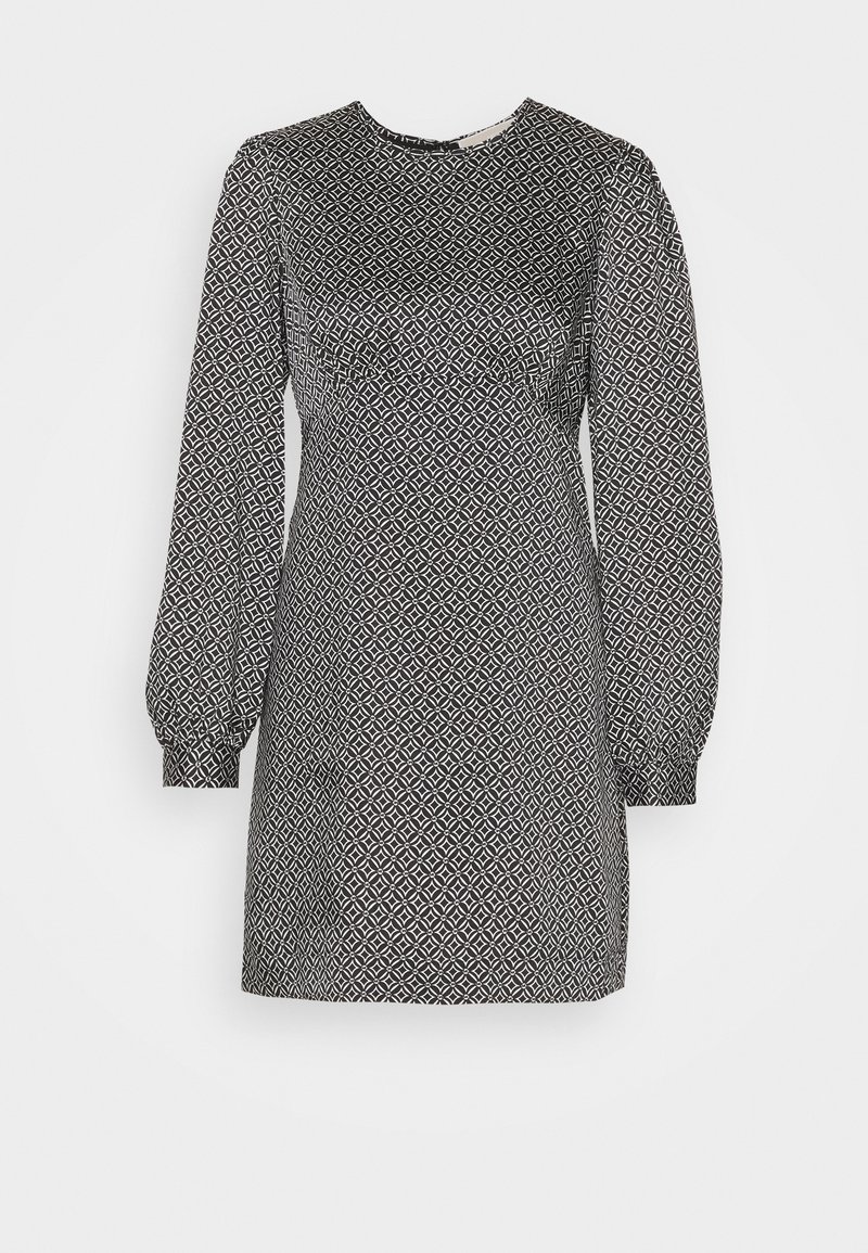 Šaty s černobílým vzorem, dlouhými nafouknutými rukávy, kulatým výstřihem a geometrickým designem. Tkanina má hladkou texturu.