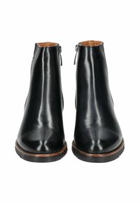 Botas de cuero negras hasta el tobillo con un acabado liso, puntas redondeadas, cremalleras laterales y detalles de madera marrón en las suelas.