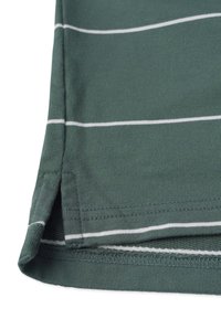 T-Shirt aus Baumwolle in Dunkelgrün mit weißen horizontalen Streifen, ausgestattet mit einem gestickten Saum und seitlichen Schlitzen für zusätzlichen Komfort.