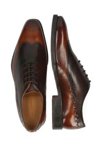 Scarpe eleganti da uomo in pelle marrone brogue, una mostra la vista dall'alto con lacci, l'altra il profilo laterale con dettagli cuciti.