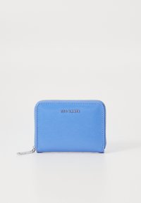 Portafoglio in pelle blu con finitura testurizzata, chiusura con zip e hardware color argento. Presenta un logo impresso sul davanti.