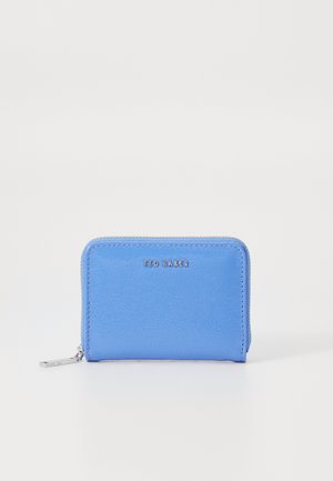 Blauwe leren portemonnee met een gestructureerde afwerking, ritssluiting en hardware in zilverkleur. Voorzien van een logo dat op de voorkant is geperst.