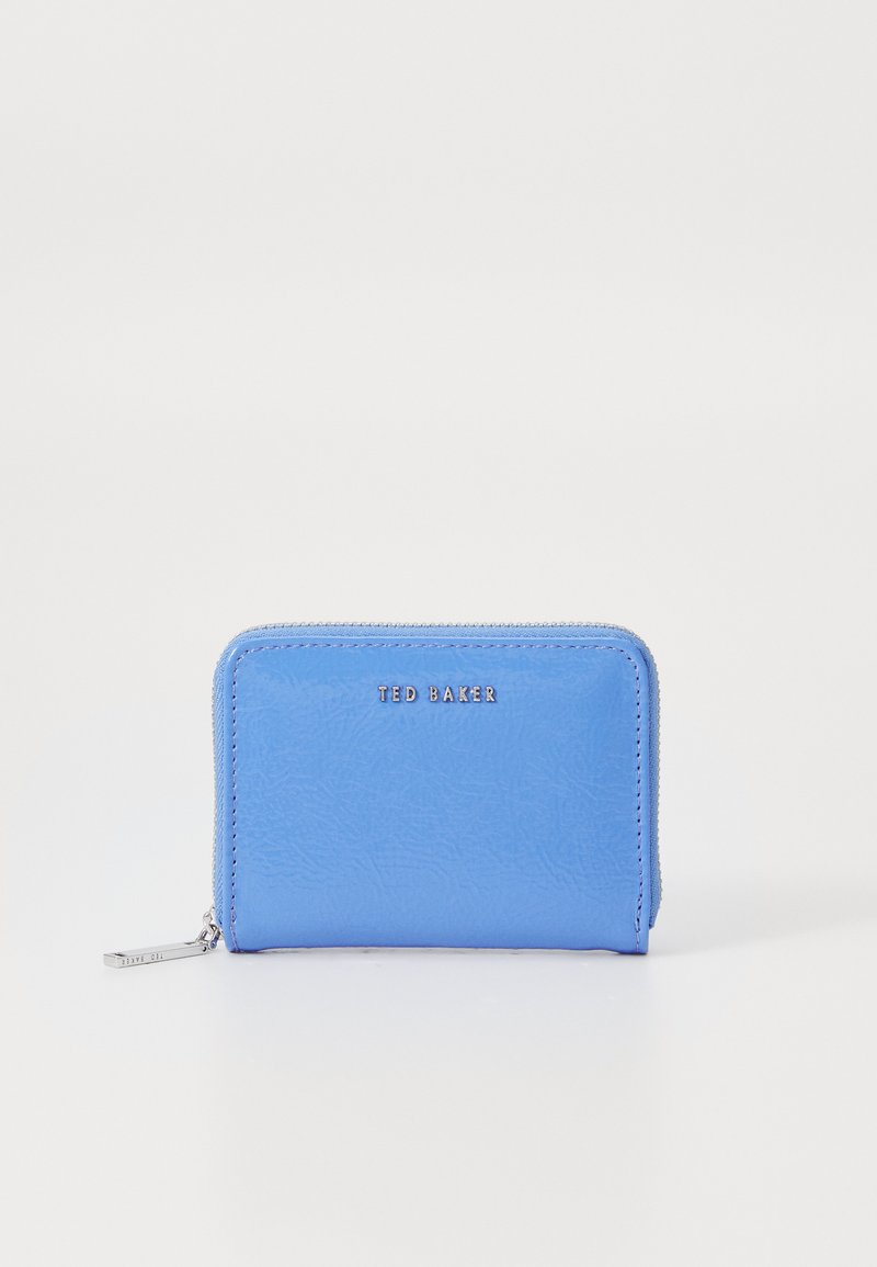 Portafoglio in pelle blu con finitura testurizzata, chiusura con zip e hardware color argento. Presenta un logo impresso sul davanti.
