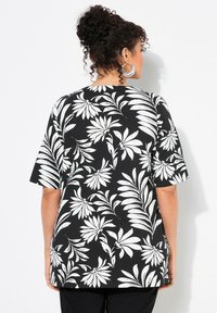 Ulla Popken FLORAL SHORT SLEEVE SPLIT NECK - T-shirt con stampa - black