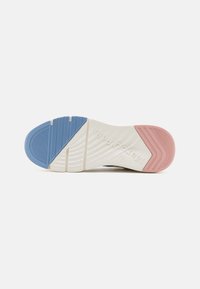 Semelle de chaussure avec un design segmenté ; présente un schéma de couleurs bleu, blanc et rose ; inclut des motifs de préhension texturés.