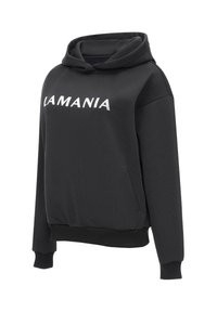 Juodas džemperis pagamintas iš minkštos medžiagos, su priekinėmis kišenėmis, guminėmis rankovėmis ir apačia, ant krūtinės baltomis raidėmis užrašytas "LAMANIJA".