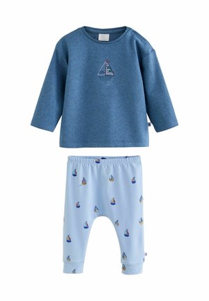 Blåt babyende med lange ærmer med lille sejlskibsbroderi og lyseblå bukser dekoreret med et farverigt mønster af sejlbåde.
