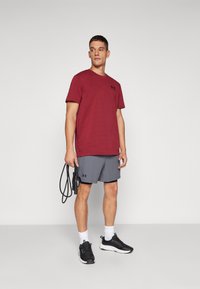 Under Armour LOGO HEAVYWEIGHT - Pamata T-krekls - cardinal/black