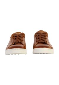 Sneaker in pelle marrone con suole in gomma bianca, caratterizzati da punte arrotondate, design classico con lacci e dettagli di cucitura sottili.