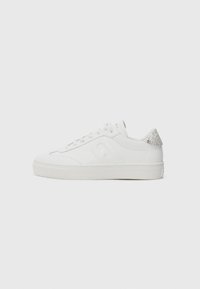 Sneaker bianco con tomaia in pelle liscia, punta rotonda, lacci davanti e accento argento testurizzato sul tallone. Design minimalista.