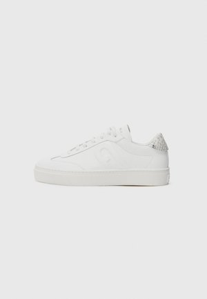 Sneaker blanc avec tige en cuir lisse, bout arrondi, lacets à l'avant et accent argenté texturé au talon. Design minimaliste.
