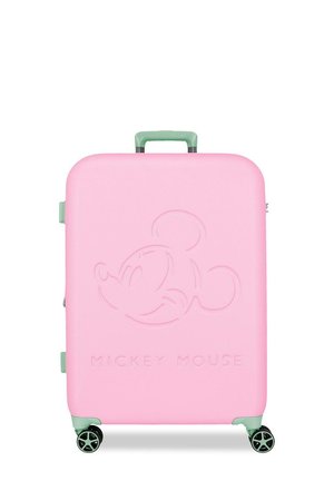 Maleta rígida rosa con asa y ruedas verdes, con relieve de un rostro minimalista de Mickey Mouse y el texto "MICKEY MOUSE" debajo.