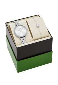 SIlverson sommarur med vit urtavla och kristallaccenter, ihop med ett silverarmband med en fyrkantig sten, presenterad i en svart och grön låda.
