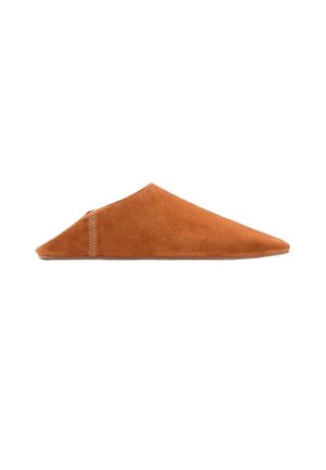 Zapatilla marrón de ante sin cordones con puntera puntiaguda y suela plana, vista de lado sobre un fondo blanco.