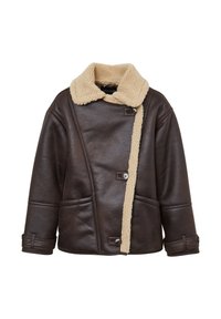 Giacca di pelle marrone con colletto e rivestimento in pelliccia beige, bottoni frontali e tasche laterali. Presenta un design di chiusura diagonale.