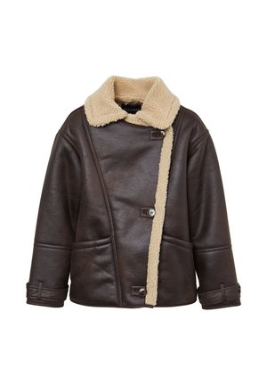 Giacca di pelle marrone con colletto e rivestimento in pelliccia beige, bottoni frontali e tasche laterali. Presenta un design di chiusura diagonale.