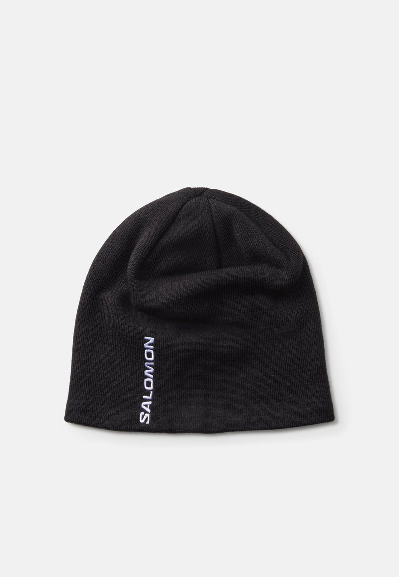 Gorro de punto negro hecho de un tejido suave, con un ajuste ceñido, textura de canalé y el logotipo bordado 'SALOMON' en blanco en el lateral.
