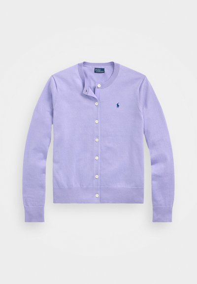 Cardigan lilas en tissu tricoté, avec un col rond, une fermeture à boutons et un petit logo brodé sur la poitrine gauche.