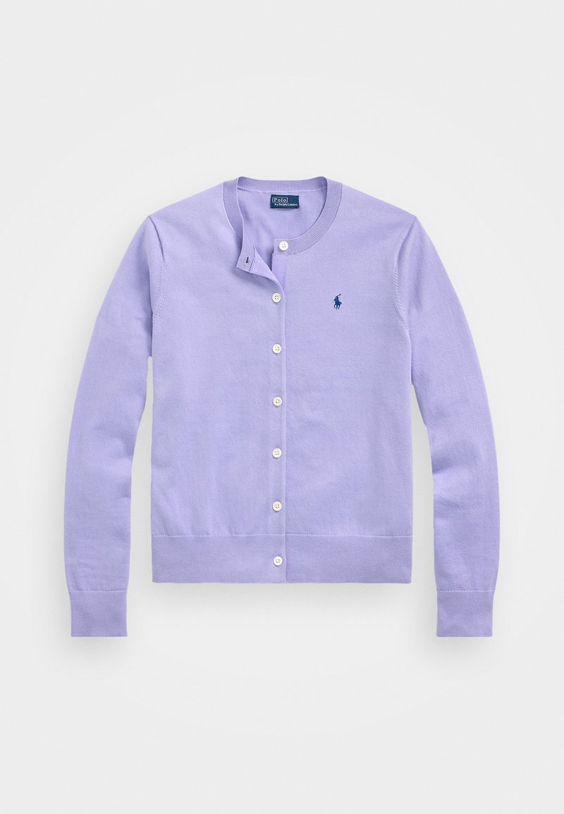 Lila cardigan i stickad tyg, med rund halslinning, knäppning med knappar och en liten broderad logotyp på vänster bröst.