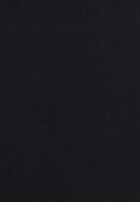 Musta teksturoitu kangas, jossa on hienovarainen diagonaalinen kudoskuvio, näyttäen yksityiskohtaisia lankoja ja hienoa kangaspintaa.