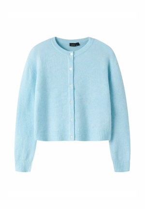 Hellblauer, langärmeliger, geknöpfter, kurzer Cardigan mit gerippten Bündchen und Saum, rundem Ausschnitt und kleinen weißen Knöpfen vorne.