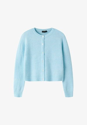 Hellblauer, langärmeliger, geknöpfter, kurzer Cardigan mit gerippten Bündchen und Saum, rundem Ausschnitt und kleinen weißen Knöpfen vorne.