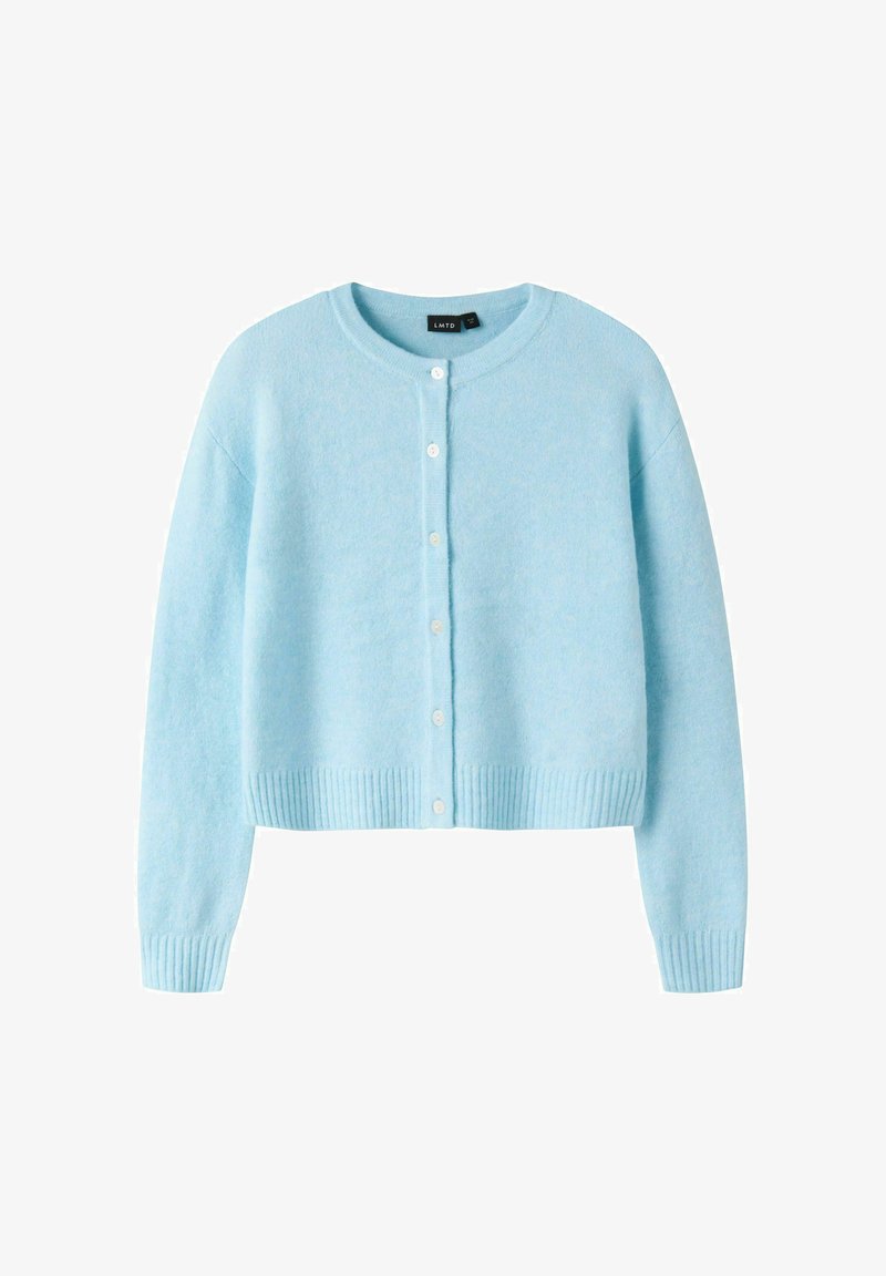 Cardigan court bleu clair à manches longues, boutonné, avec poignets et ourlet côtelés, encolure ronde et petits boutons blancs sur le devant.