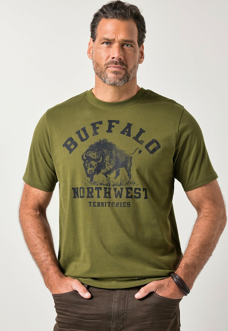 Oliwkowa bawełniana koszulka z krótkim rękawem, z czarnym nadrukiem bizona i napisem „BUFFALO NORTHWEST TERRITORIES” poniżej.