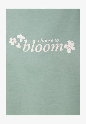 Lichtgroene katoenen T-shirt met witte tekst "choose to bloom" en bloemontwerpen. Gladde textuur, ronde hals, casual stijl.