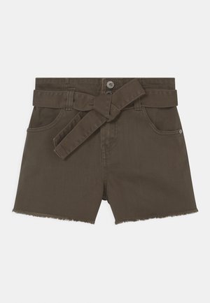 Mørkebrun, højtaljede denimshorts med forlommer, frynset kant, metalknaplukning og fastsyet stofbælte bundet i en knude.