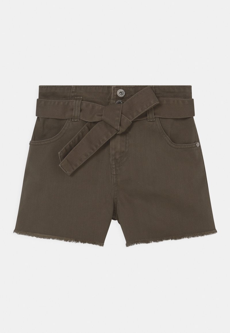 Shorts en denim marron foncé taille haute avec poches avant, ourlet effiloché, fermeture par bouton en métal, et ceinture en tissu attachée nouée en un nœud.