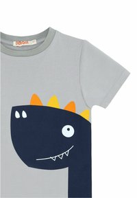 Harmaa t-paita, jossa on tummansininen dinosauruksen grafiikka, jossa on oranssit ja keltaiset piikit, valkoiset silmät ja teksturoitu muotoilu. Lyhyet hihat.
